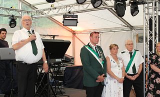 Der erste Vorsitzende Ulrich Brünger verkündet, dass es keine Nachfolge-Majestät geben wird. Daniel Niestradt und Stefanie Janßen (beide rechts im Bild) sind das vorerst letzte Königspaar. - SV Oldinghausen