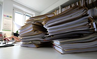 In der Geschäftsstelle der Staatsanwaltschaft Bielefeld stapeln sich derzeit Tausende unbearbeitete Vorgänge. - Bernd Weißbrod / dpa