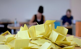 Die Stimmzettel für die Bürgermeisterwahl müssen in NRW im Herbst 2025 wieder ausgezählt werden. - Jacob Schröter/dpa