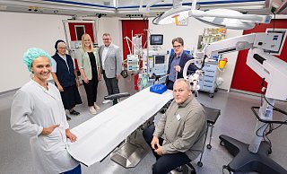 Stellen das ambulante OP-Zentrum vor: Barbara Müller (Medizinische Fachangestellte, v.l.), Schwester Bernadette M. Putz (Geschäftsführung), Lisa-Marleen Agnesen (Leitung Unternehmens- und Organisationsentwicklung), Markus Funk (Sprecher der Geschäftsführung), Chefarzt Hubert Scheuerlein und OP-Manager Markus Böddecker. - Niklas Tüns