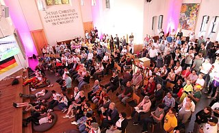 Das Publikum saß nicht nur in den Kirchenbänken, sondern auch auf dem Boden. - Björn Kenter