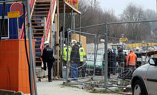 Der Zoll überprüft Arbeiter auf einer Baustelle. In den Fokus der Ermittler ist eine Trockenbaufirma aus Bünde geraten. - Wolfgang Rudolf