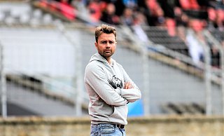 Vor der Tribüne des Ludwig-Jahn-Stadions: Tim Daseking übernimmt in der nächsten Saison beim SC Herford das Traineramt und den Posten des Sportlichen Leiters. - Yvonne Gottschlich