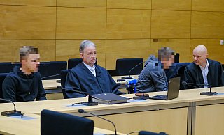 Die beiden Angeklagten mit ihren Verteidigern Christian Thüner und Jerrit Schöll. - Andreas Zobe