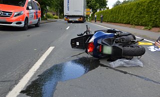Der Roller blieb nach dem Unfall auf der Seite liegen. - Polizei Kreis Herford