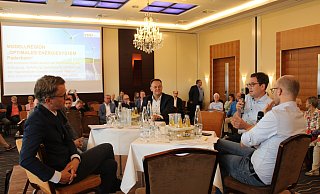 CDU-Generalsekretär Carsten Linnemann (l.) und Moderator Martin Holzhausen (r.) im Gespräch mit den „Unity“-Vorständen Tomas Pfänder (2.v.l.) und Tobias Roeren-Wiemers über die Energienutzung im Kreis. - Moritz Jülich