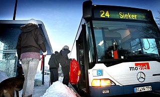 So hoch wie beim Rekord-Wintereinbruch 2021 (Archivfoto) liegt der Schnee bei weitem noch nicht - Probleme gibt es dennoch. - Sarah Jonek
