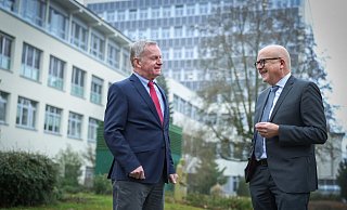 Georg Rüter (l.), Katholische Hospitalvereinigung, und Stephan Pantenburg, St. Elisabeth Hospital GmbH, wollen ihre Gesellschaften vereinigen. - Sarah Jonek Fotografie