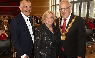 Oberbürgermeister Pit Clausen (r.) freute sich, mit Irith Michelsohn und Gerhard Sagerer gleich zwei verdiente Bielefelder ehren zu können. - © Jörg Dieckmann - www. dieckmann-fotodesign.de
