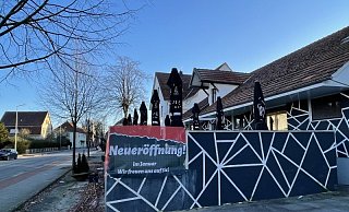 Seit einiger Zeit deutet das Banner am Geländer der Außenterrasse darauf hin: Hier geht demnächst ein neues Restaurant an den Start. - Tasja Klusmeyer