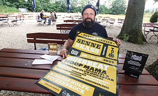 Festival-Organisator Walent Cerkez im Biergarten. Hinten auf der Wiese wird die Hauptbühne aufgebaut. - Sigurd Gringel