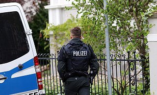 Mehrere Polizeibullis standen am Dienstagmorgen an der Hahler Straße. Die Beamten durchsuchten hier eine Wohnung. MT-Archivfoto: - Alex Lehn