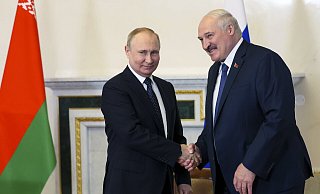 Russlands Präsident Wladimir Putin (l.) hat Alexander Lukaschenko, Präsident von Belarus, die Lieferung von atomwaffenfähigen Raketensystemen zugesagt. - Mikhail Metzel