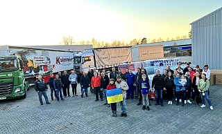 Freiwillige Helfer organisierten auf dem Hövelhofer Bauhof die Verladung der Hilfsgüter in die zum Teil von Unternehmen gestellten Lastwagen. - Jens Reddeker