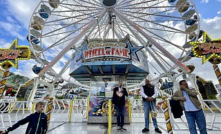 Der stellvertretende Bürgermeister Dieter Honervogt hat pünktlich um 16 Uhr am Riesenrad Herbstlibori und somit das bunte Kirmestreiben eröffnet. - Carola Drabon