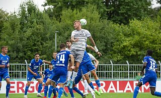 Wieder auf dem Sprung: Mit Mirko Schuster (helles Trikot) kehrt ein wichtiger Akteur für das zentrale defensive Mittelfeld in den Kader des SV Rödinghausen zurück. - Joel Beinke