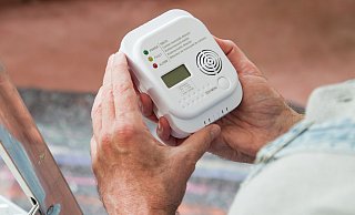 Ein kleines Gerät, das Leben retten kann: Schlägt der Kohlenmonoxid-Melder Alarm, sollte man Wohnung oder Haus verlassen. - Christin Klose/dpa