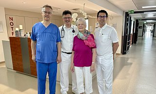 Heidelinde Strukmeier mit (von links) Alexander Petrovitch, Thorsten Pohle und Andreas Krieg. - Kreiskliniken Herford-Bünde