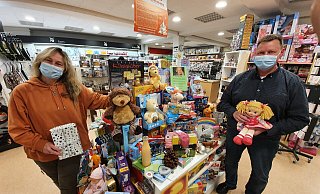 Mehr als 100 Geschenktische für die Aktion von Susanne Saage gibt es in ganz Deutschland, alles begann vor 20 Jahren im Haushaltswarengeschäft von Dietmar Larusch in Höxter. - Thomas Kube