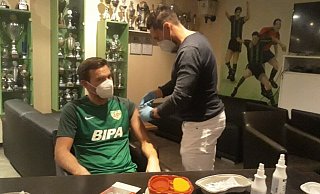 Der Mediziner und Altligaspieler des TuS Dornberg Niklas Hoffmann verabreicht Janis Theermann seine Drittimpfung gegen Corona. Foto: Bentrup - Bentrup