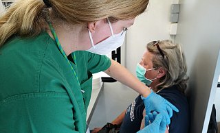 Auf Hausärztinnen und Allgemeinmediziner kommen in den kommenden Wochen viele weitere Impfungen zu. - Ilja Regier