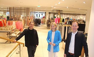 Geschäftsführer Hendrik Thüning (l.) und das Modehausbetreiberehepaar Heike und Jens Kllingemann freuen sich über den gelungenen Umbau der Damenabteilung. - Burkhard Battran