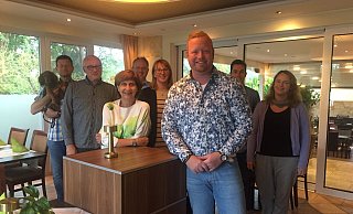 Philipp Ashton (vorne) mit Jens Oppitz (v. l.) mit Dackelfräulein Bonnie, Reinhard Tölke, Brigitte Hartmann-Tlatlik, Bernd Eickelmann, Marina Freese, Henri Lindner und Kathrin Röllke. - Sabine Kubendorff