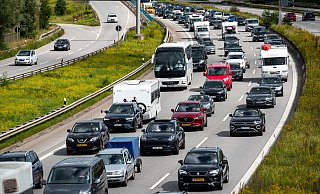 Viele Staus erwarten die Verkehrsexperten in den Ferien unter anderem auf der A1 in Richtung Norddeutschland. - (c) Copyright 2023, dpa (www.dpa.de). Alle Rechte vorbehalten