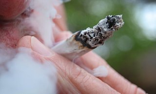 Die Gewerkschaft der Polizei (GdP) warnt angesichts der Teillegalisierung des Cannabis-Konsums vor einem unkontrollierbaren Drogenrausch in den Stadien der Fußball-Europameisterschaft im Sommer. - dpa/Karl-Josef Hildenbrand