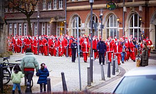 Da staunten nicht nur Kinder: Hunderte bemützte Läufer trafen sich zum "Santa Run" in der Bielefelder Altstadt. - Mike-Dennis Mller / www.mdm.photo