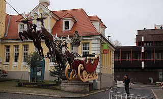 Langsam wird der Schlitten des Weihnachtsmannes mit seinen vier Rentieren in die Luft gezogen. Artist Roman Kathriner managt den Aufbau vom Boden aus. - Susanne Blersch