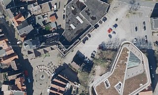 Die Verwaltung hat das Montforthaus in der entsprechenden Größe auf die städtische Zaky-Fläche gelegt. Rechts liegt es über dem Carl-Severing-Haus und dem nebenstehenden ehemaligen Hotelgebäude. In der Ecke unten rechts ist das Eckhaus Löhrstraße/Kirchgasse zu sehen. Oben rechts befindet sich der Janup-Parkplatz, oben das Expert-Döring-Gebäude, links der Gänsemarkt. - Stadt Herford