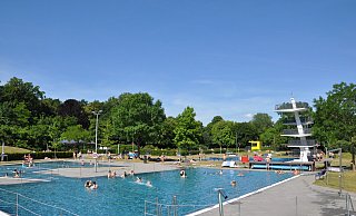 Das gut besuchte Rolandsbad. Am Wochenende werden über 4.000 Besucherinnen und Besucher erwartet. - Simon Schulz