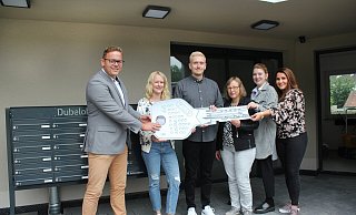 Symbolische Schlüsselübergabe: (v.l.) Marcel Weber, Carolin Hasse, Benedikt Hüser, Uschi Schräer-Drewer, Madeleine Geschke und Lena Zwirner. - CWW Paderborn
