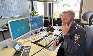 Alles im Blick: Alfred Menzel kümmert sich um die Bürokratie und Dienstplanung in der Polizeiwache Bad Driburg. - Ralf T. Mischer