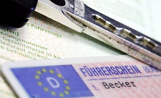 Wegen Fahrens ohne Führerschein war ein Mann auf dem Weg zu einem Gerichtstermin. Seine Fahrt dorthin endet in einer Polizeikontrolle. - Marius Becker/dpa