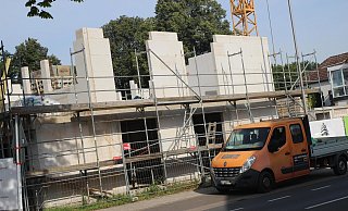 Aktuell wird auf der Baustelle an der Langen Straße am Obergeschoss gearbeitet. - Jan-Henrik Gerdener