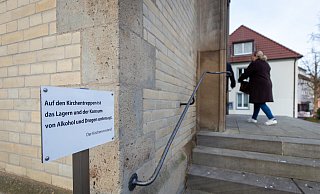 Mit dem Aufstellen der Schilder macht die Herz-Jesu-Gemeinde von ihrem Hausrecht Gebrauch und reagiert auf das Verhalten etwa von Drogensüchtigen. - Niklas Tüns