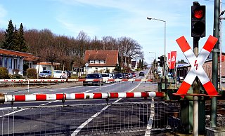 Geduld ist gefragt: Sind die Schranken an der Bruchstraße unten, kann es dauern, bis der Zug anrollt. - Archivfoto: Niklas Krämer