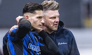 SCP-Talent Medin Kojic, der hier bei seinem Zweitliga-Debüt letzte Anweisungen von Trainer Lukas Kwasniok erhält, traf für die Paderborner U19 am Donnerstag beim sensationellen Pokalsieg auf Schalke. - picture alliance/dpa SCP-Talent Medin Kojic, der hier bei seinem Zweitliga-Debüt letzte Anweisungen von Trainer Lukas Kwasniok erhält, traf für die Paderborner U19 am Donnerstag beim sensationellen Pokalsieg auf Schalke. - picture alliance/dpa