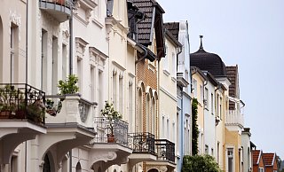 Von einem gepflegten Altbau-Reihenhaus träumen viele - doch erst die steht die Frage der Finanzierung im Raum. - picture alliance / Geisler-Fotopress