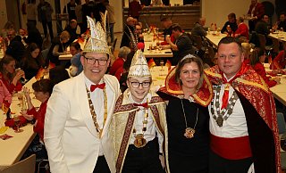 Prinz Christian I. Hartmann (v.l.), Jugendprinz Mats Carl I. Wulf und das Kranzkönigspaar Mareike und Carsten Strunz haben mehr als tausend Tage den ältesten und größten Karnevalsverein in OWL repräsentiert. - Regina Brucksch