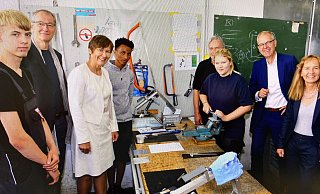 Erste Station war das Unternehmen Comuna-Metall Vorrichtungs- und Maschinenbau in Enger. V. l.: Azubi Pascal Sieker, Comuna-Geschäftsführer Herbert Even, IHK-Geschäftsführerin Berufliche Bildung Ute Horstkötter-Starke, Yewhanis Kbrom, Klaus Hartel, Marie Gräfe (alle drei Azubis), IHK-Präsident Wolf Meier-Scheuven und IHK-Hauptgeschäftsführerin Petra Pigerl-Radtke. - IHK/Jörg Deibert