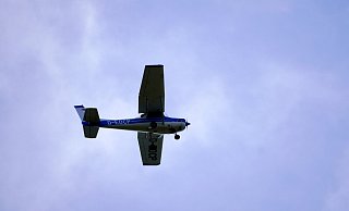 Eine Cessna-Maschine von der FMG-Flugschule hat einer der Anwohner beim Überflug des Guts Wulfstal fotografiert. Gut sind die Kennungen an den Tragflächen zu sehen. - Bogdanski