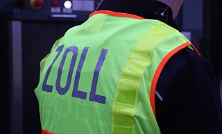 Die Gütersloher Polizei und das Bielefelder Hauptzollamt waren bei den Kontrollen in den Betrieben gemeinsam im Einsatz. - Zollverwaltung