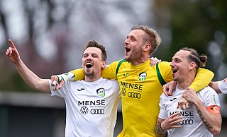 Pascal Widdecke, Jarno Peters und Tim Manstein (v.l.) feiern den 2:1-Sieg des FC Gütersloh gegen den TuS Bövinghausen. - Teresa Kroeger