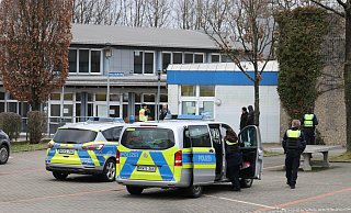 Streifenwagen stehen vor der Gesamtschule, Polizisten durchsuchen das Gebäude. - Claus Frickemeier