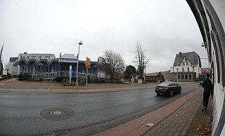 An der Stelle, wo heute die Volksbank und das ehemalige Hotel Deeke an der Mindener Straße in Pr. Oldendorf stehen, soll ein neuer großer Edeka-Markt entstehen. - Joern Spreen-Ledebur