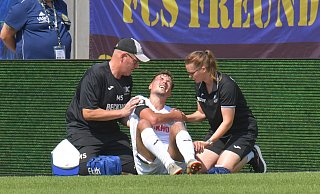 Markus Schmand und Inga Heitmann behandeln Verls Innenverteidiger Nick Otto beim Spiel gegen den 1. FC Saarbrücken. Mit ihm fallen bereits vier Innenverteidiger beim Sportclub aus. - Jens Dünhölter