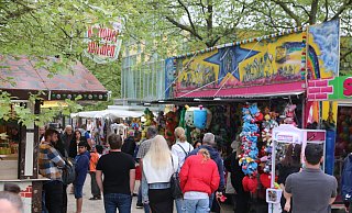 Zahlreiche Besucherinnen und Besucher tummeln sich am vergangenen Wochenende zwischen Buden und Ständen, um das Bürgerfest zu feiern. - Anthea Moschner